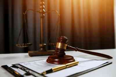 © Phanphen - Adobe Stock.com Richterhammer und Waage