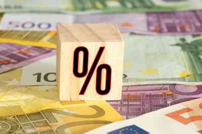 © studio v-zwoelf - Adobe Stock.com Euro-Scheine und Prozentzeichen