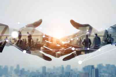 © metamorworks - Adobe Stock.com Zwei Hände