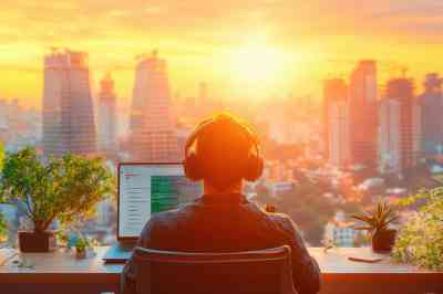 © nunoi - stock.adobe.com Mann mit Laptop und Skyline