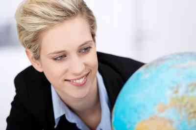 © contrastwerkstatt - stock.adobe.com Frau mit Globus