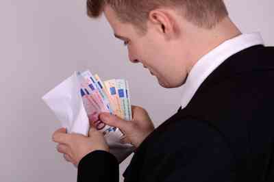 © photo 5000 - stock.adobe.com Mann mit Geldumschlag