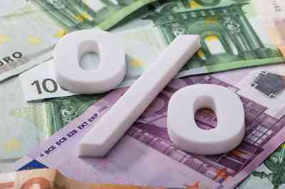 © Andrey Popov - stock.adobe.com Prozentzeichen auf Geldscheinen