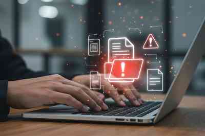 © ekam - stock.adobe.com Person, die einen Laptop benutzt