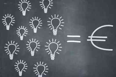 © VRD - stock.adobe.com Kreide gezeichnete Glühbirnen und Eurosymbol