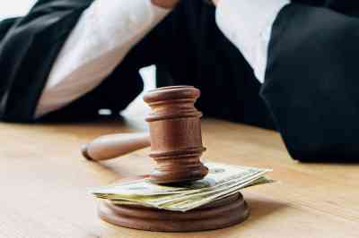 © LIGHTFIELD STUDIOS - stock.adobe.com Richter mit Richterhammer