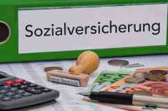 grüner Ordner mit Aufschrift Sozialversicherung