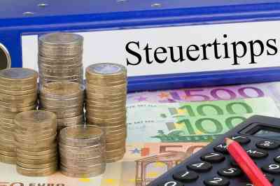 © magele-picture - Adobe Stock.com Münzen, Scheine und Taschenrechner