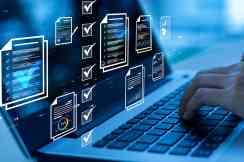 Laptop mit digitaler Checkliste