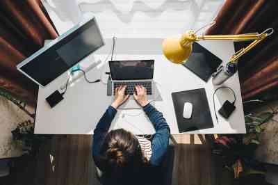 © phpetrunina14 - stock.adobe.com Frau sitzt im Homeoffice beim Schreibtisch und arbeitet am Laptop