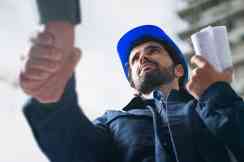 Handschlag mit Bauarbeiter