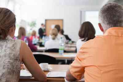 © whitedesk - stock.adobe.com Ältere Personen im Klassenraum