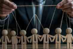 Puppenspieler im Anzug mit Holzpuppen