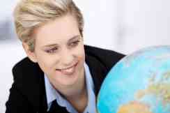 Frau mit Globus