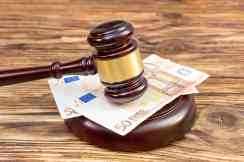 Richterhammer auf Geldscheinen