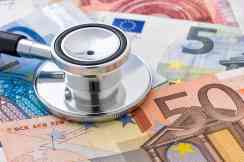 Stethoskop auf Geldscheinen